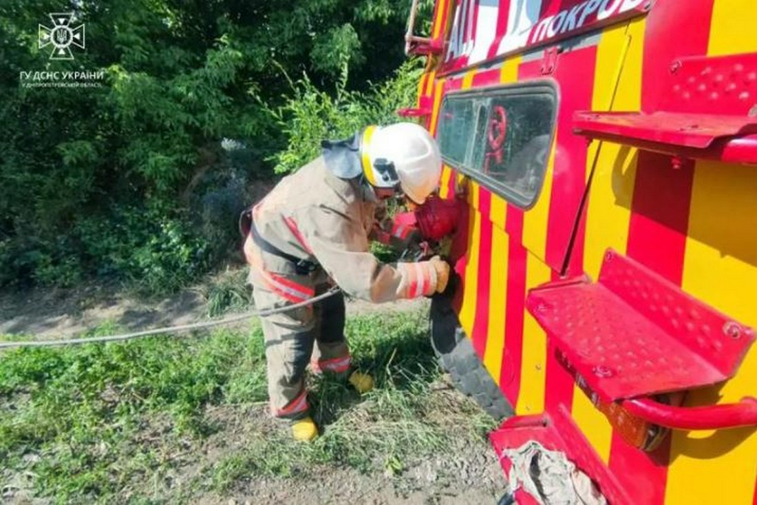 В Покрові «швидка» застрягла в ямі на дорозі – на допомогу прийшли рятувальники