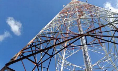 На Дніпропетровщині чоловік заліз на вежу мобільного зв’язку і хотів стрибнути – його врятувала поліцейська