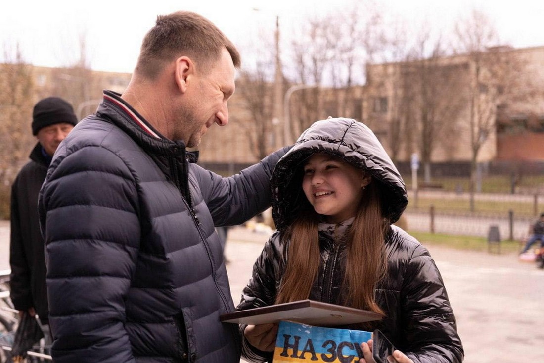 На цьому фото п'ятикласниця Ксюша у листопаді 2022 року і мер Покрова