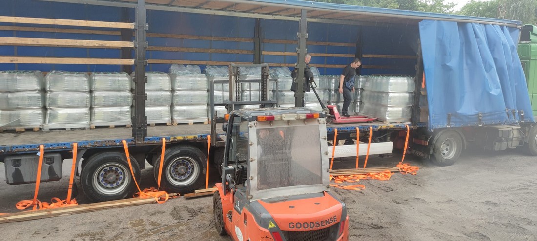 20 тон питної води привезли у Нікополь волонтери: завтра її роздаватимуть мешканцям
