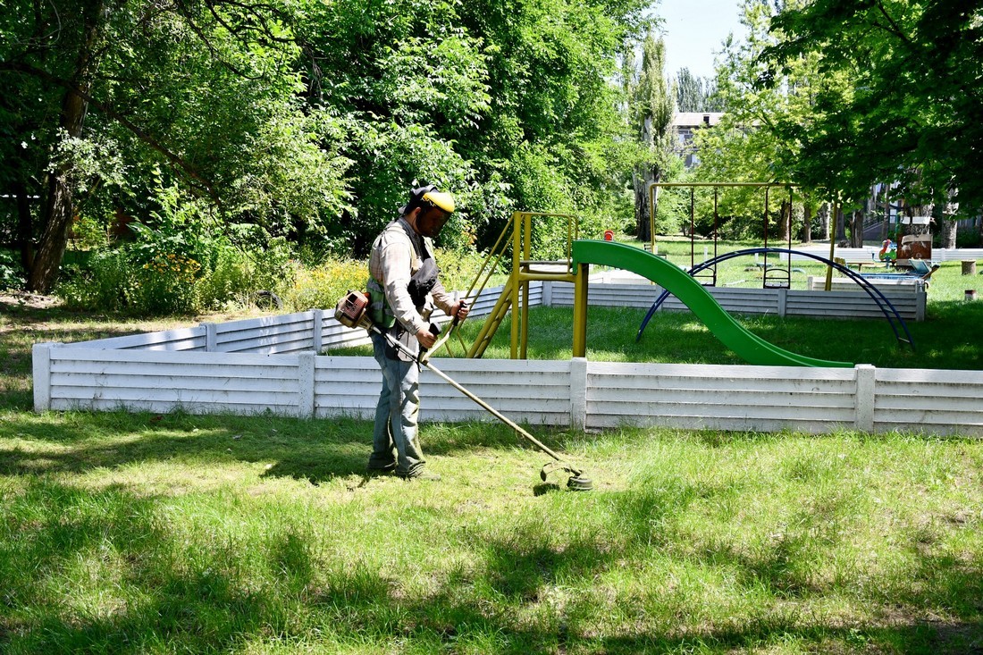 У Нікополі косять траву, проводять роботи на пустирі, фарбують огородження (фото)