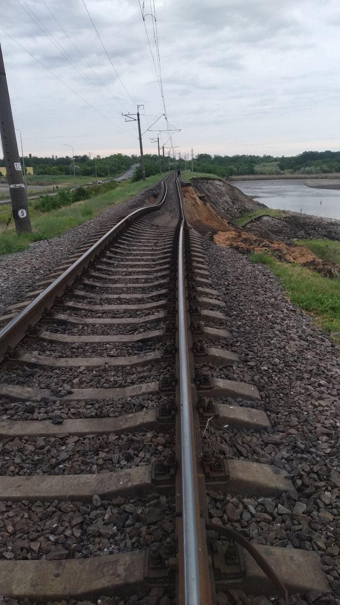 Скасовано потяги через просідання ділянки залізничного полотна біля Нікополя - УЗ