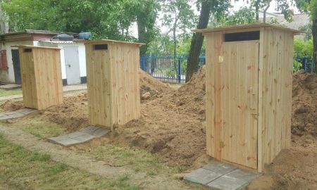 У Марганці почали встановлювати дерев’яні туалети на вулиці