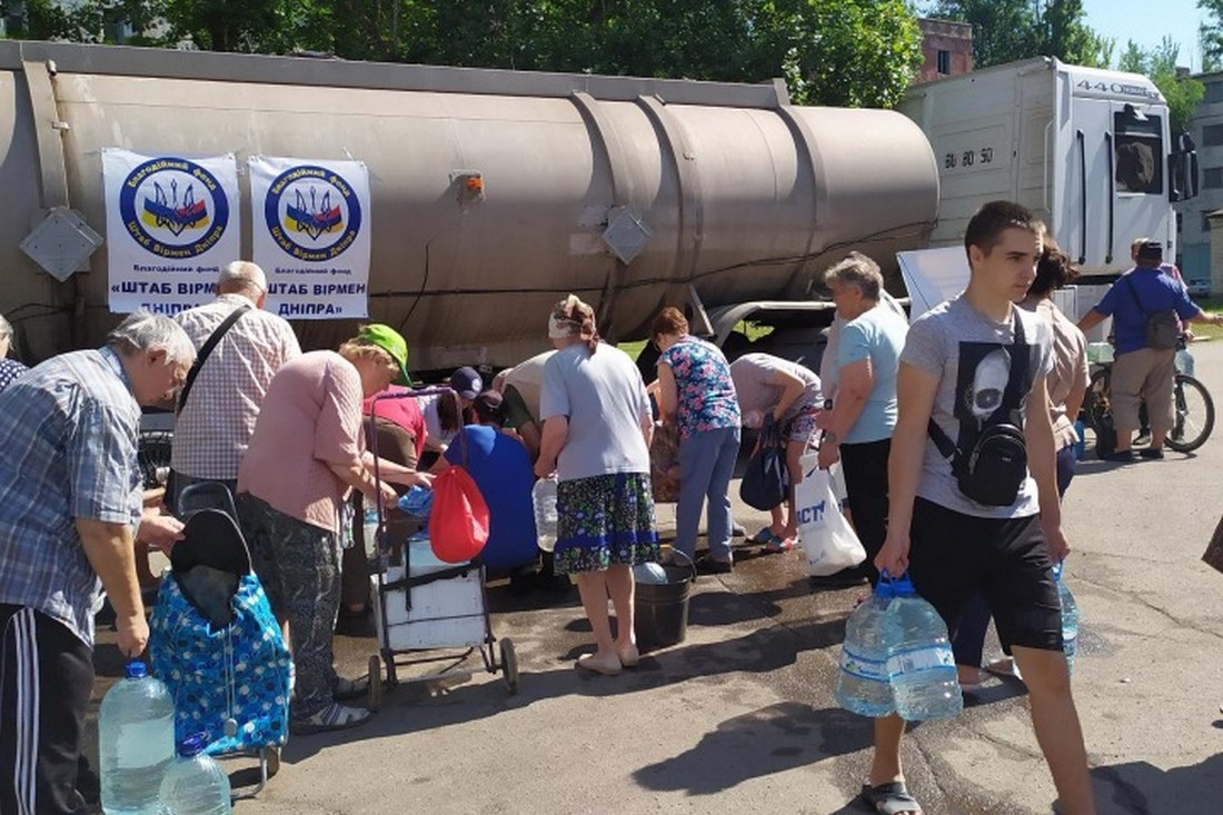 Мешканці Покрова сьогодні можуть набрати питну воду з цистерни: адреса (фото)