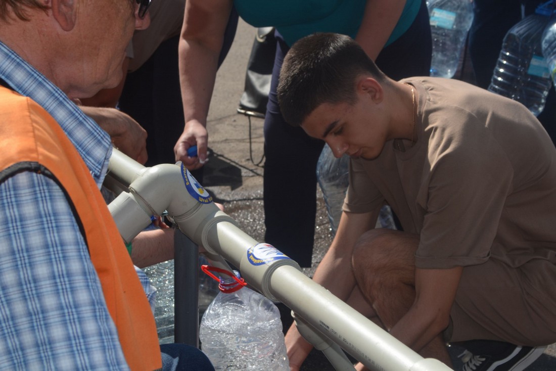 Мешканці Покрова сьогодні можуть набрати питну воду з цистерни: адреса (фото)