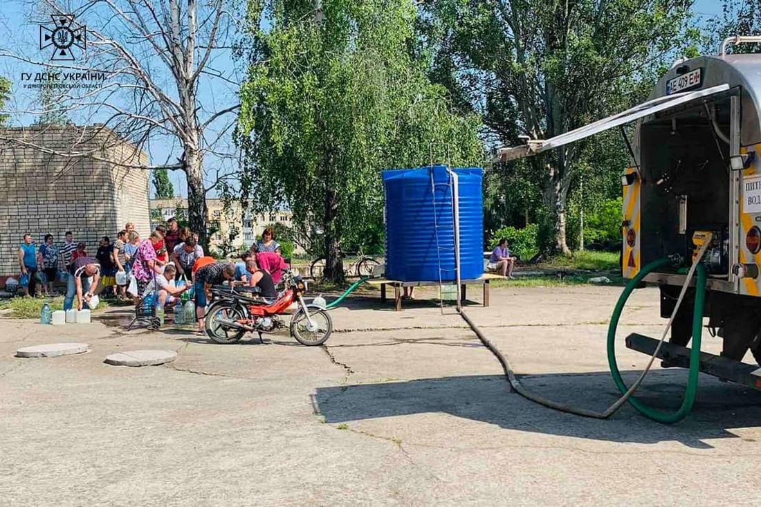 Рятувальники продовжують підвозити воду мешканцям Нікопольщини (фото)