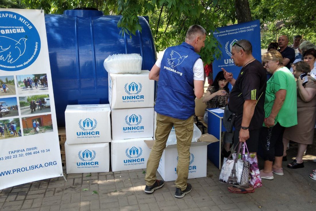 «Проліска» передала мешканцям Нікопольщини 11 тисяч каністр для води (фото)