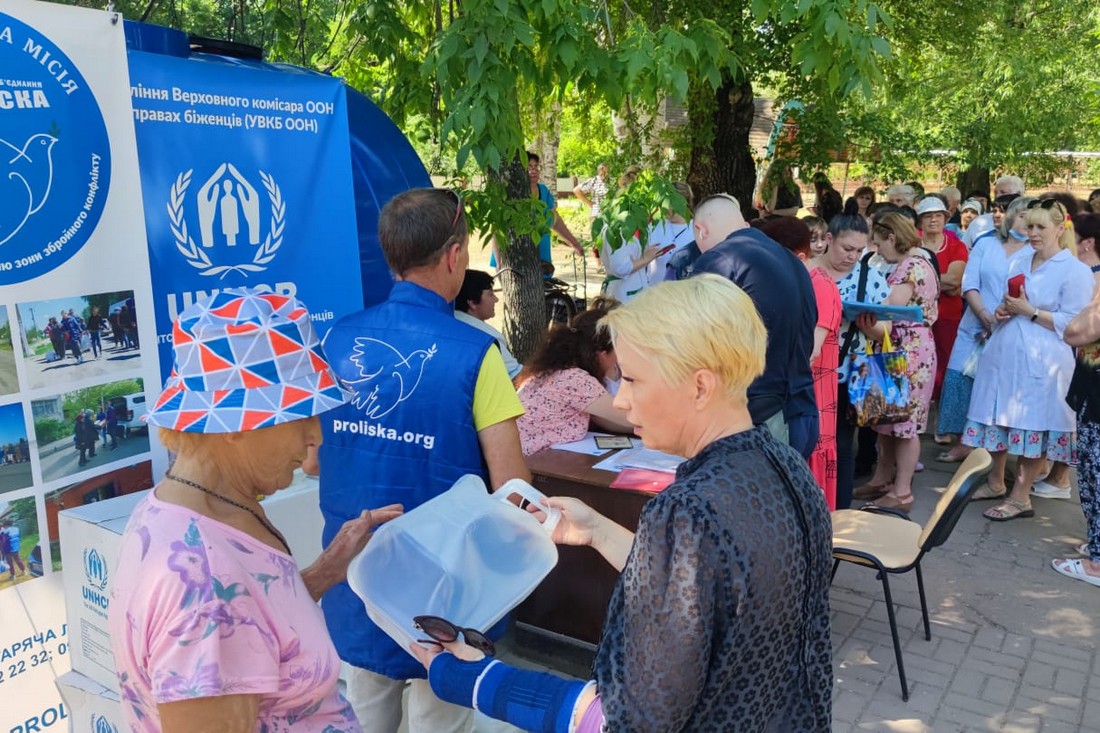 «Проліска» передала мешканцям Нікопольщини 11 тисяч каністр для води (фото)