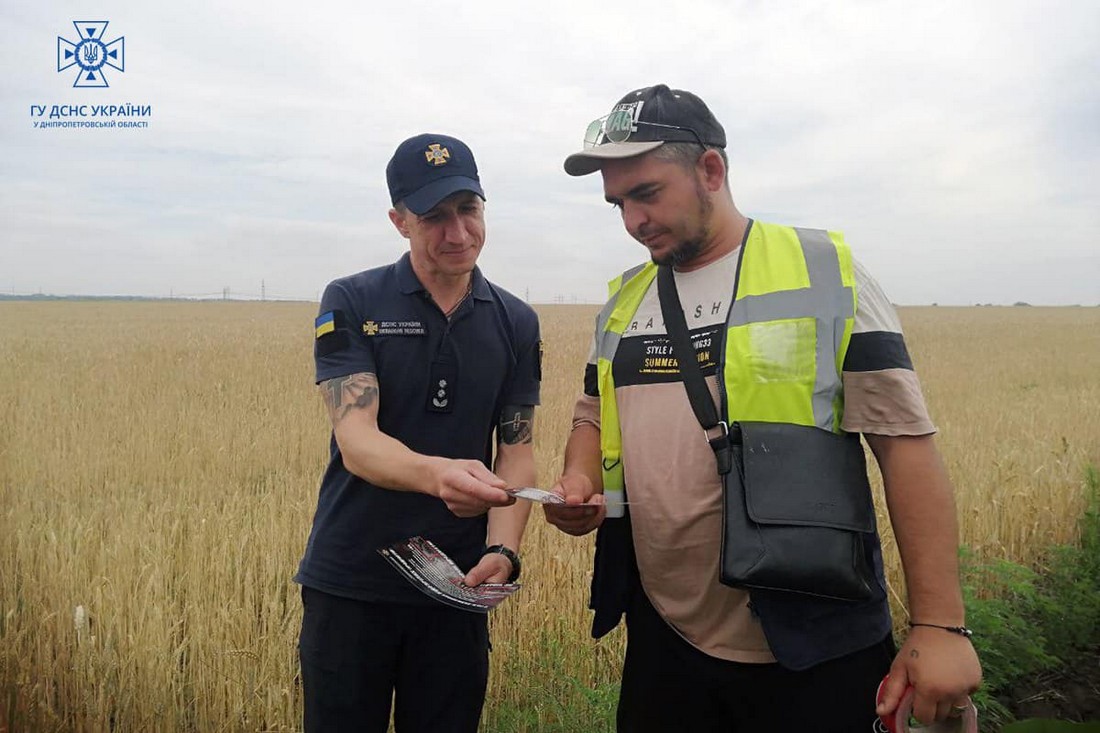 Нікопольські рятувальники поспілкувалися з фермерами щодо мінної безпеки на засіяних полях