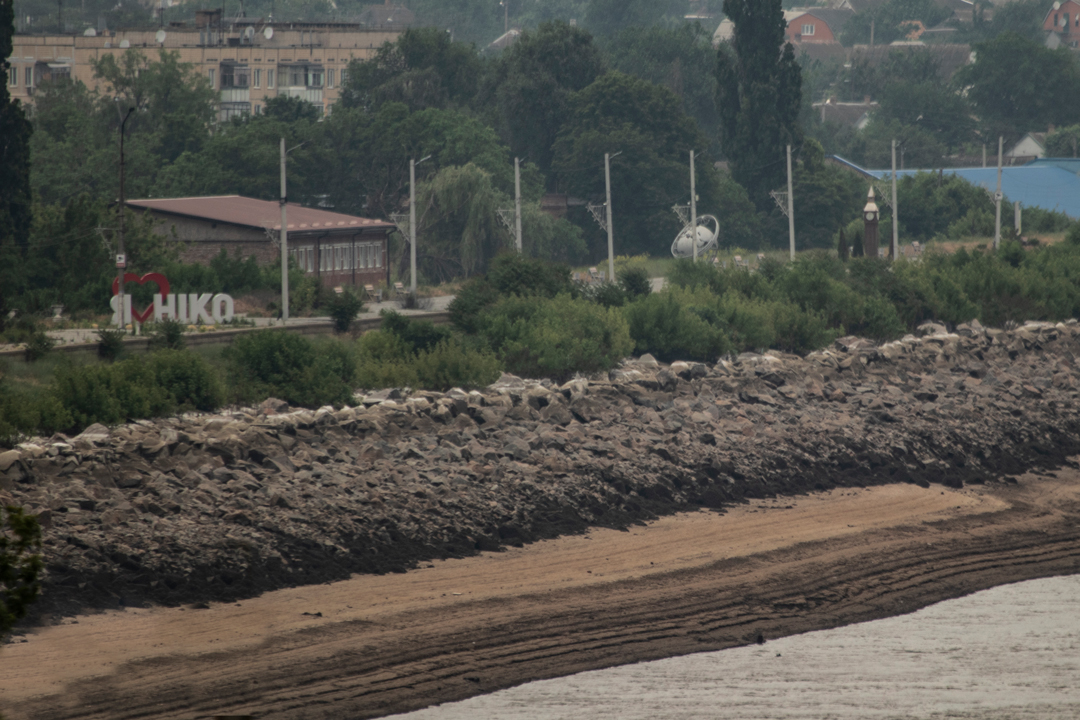 Тепер це місце болю: набережна у Нікополі осиротіла, «море капітулює» (фото)