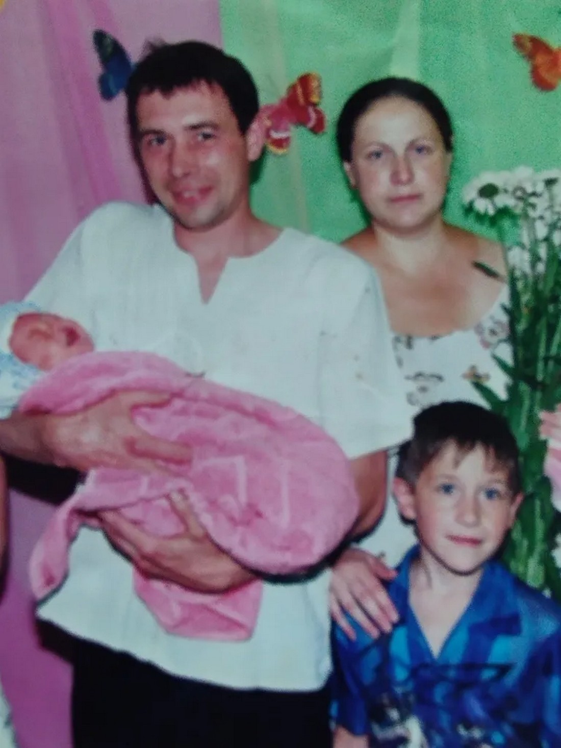 Руслан Гуля вперше взяв на руки донечку Варвару. Фото з архіву родини