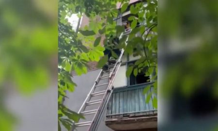 ВІДЕО: У Кривому Розі рятувальники зняли з балкону хлопчиків віком 3 і 5 років, які були вдома самі
