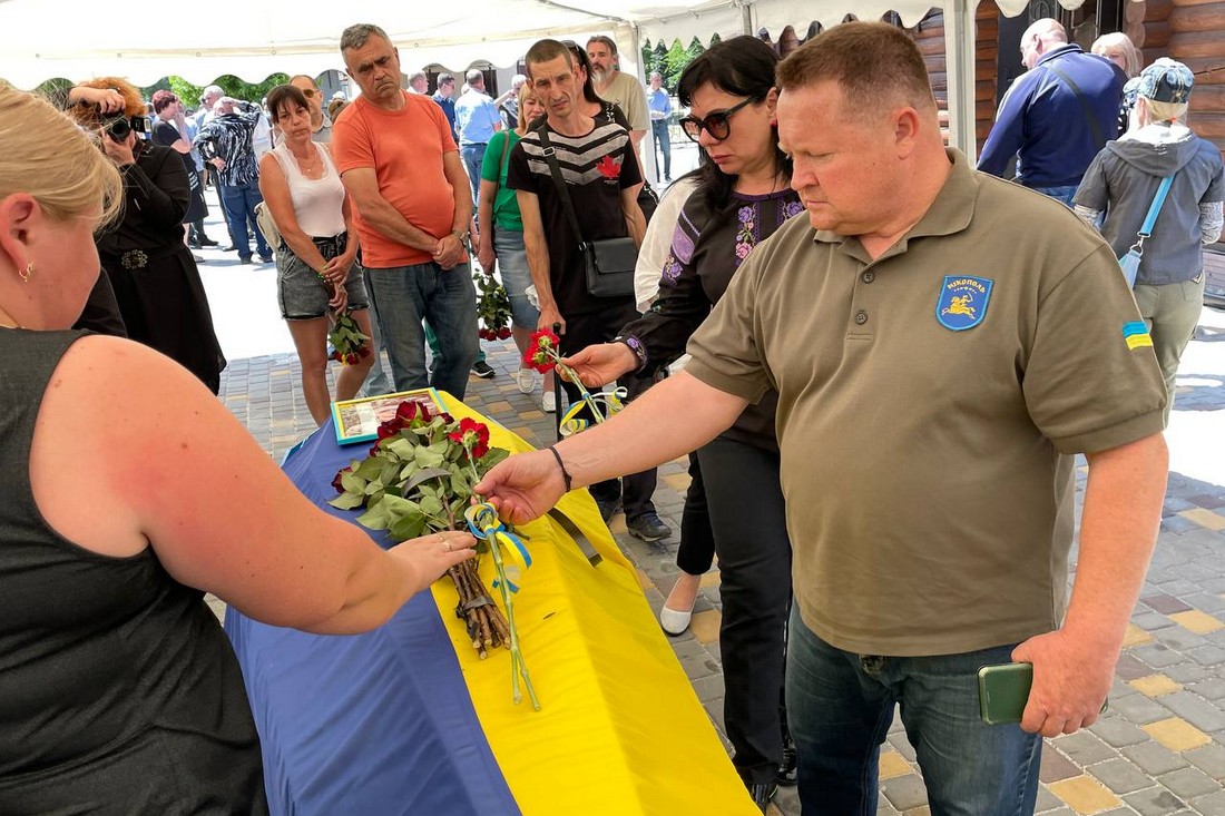 У Нікополі сьогодні провели в останню путь полеглого на війні Героя (фото)