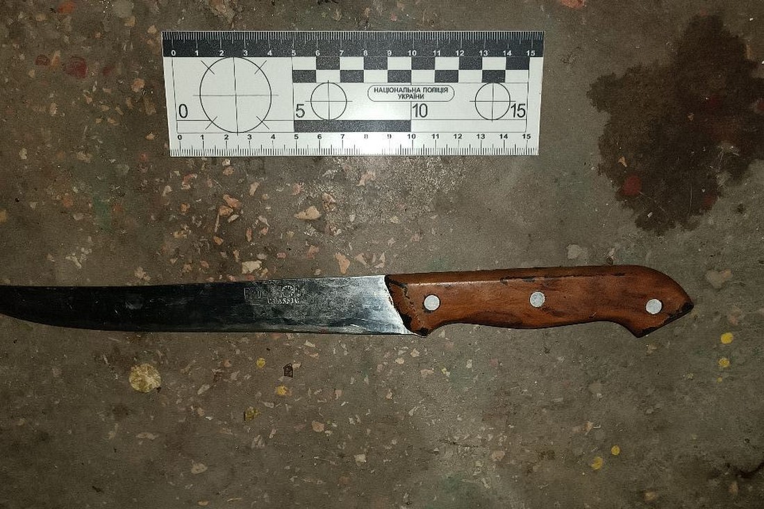 У Нікополі 31-річна жінка запросила до себе чоловіка і порізала його кухонним ножем