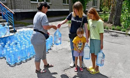 У Нікополі сьогодні розпочалася видача бутильованої води (фото)