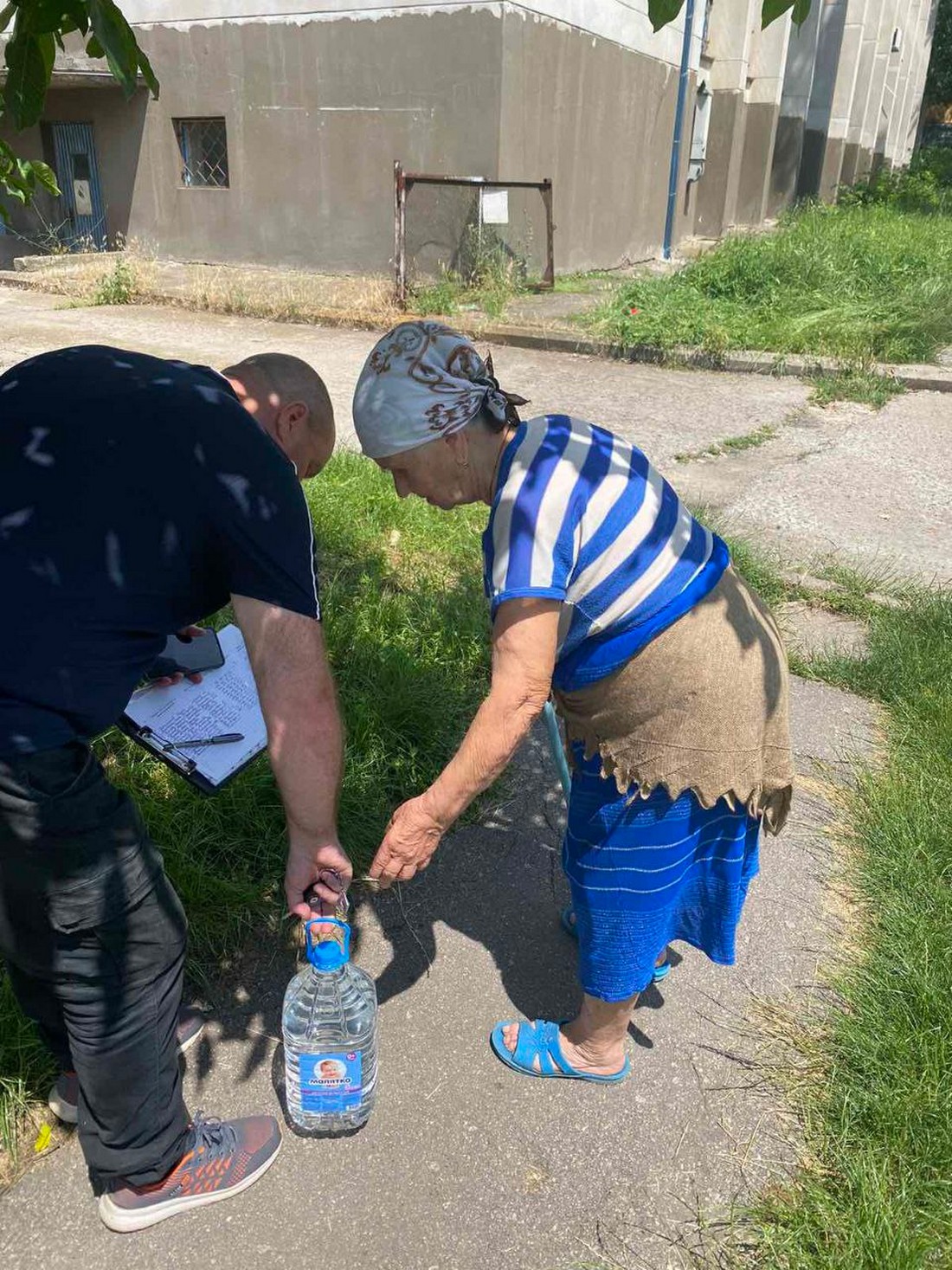 У Марганці маломобільним категоріям населення розвозять воду (фото)