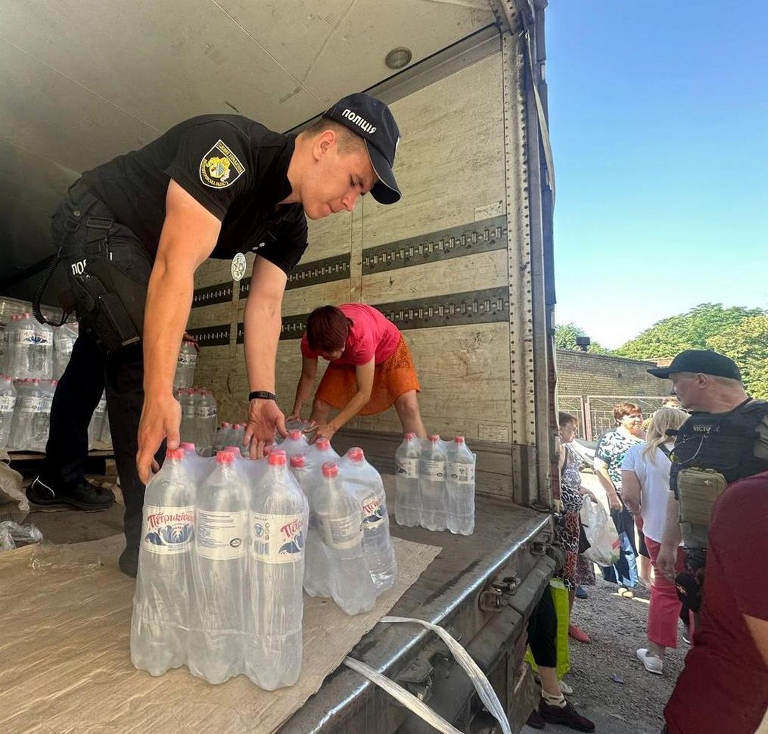 У Нікополі сьогодні поліцейські роздали 20 тонн питної води