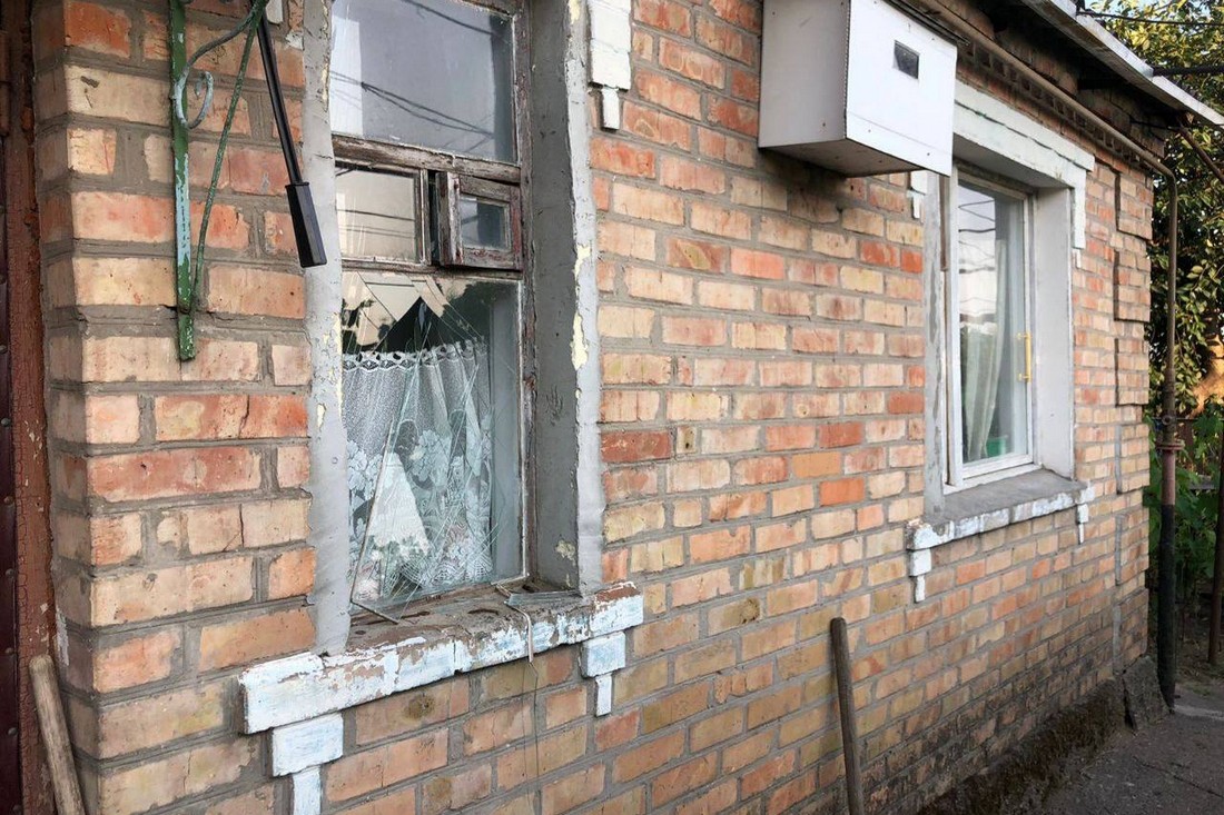 Стражденний Нікополь: в ОВА показали, як рятують обстріляний у місті будинок