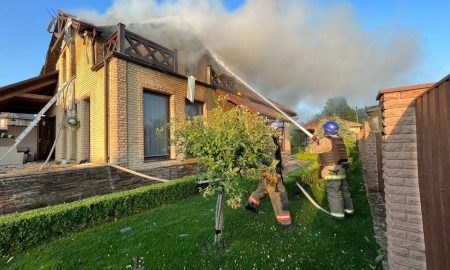 Стражденний Нікополь: в ОВА показали, як рятують обстріляний у місті будинок