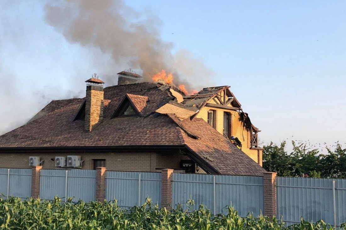 Стражденний Нікополь: в ОВА показали, як рятують обстріляний у місті будинок