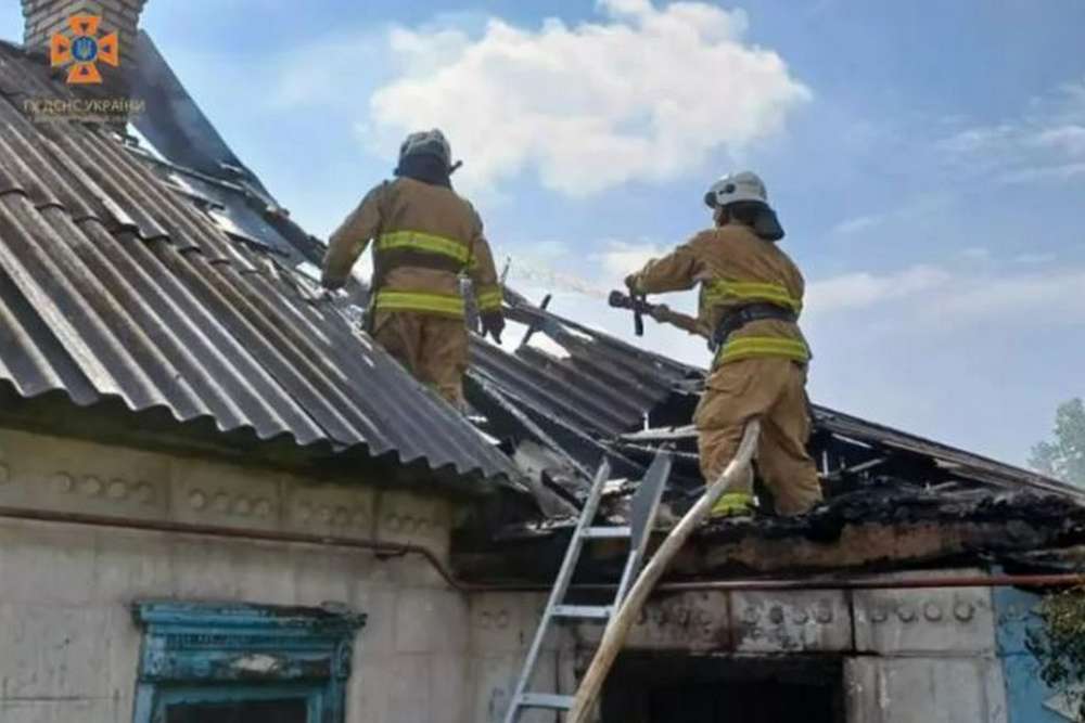 Вогонь встиг охопити дах і перейшов всередину: у Марганці сьогодні горів житловий будинок (фото)