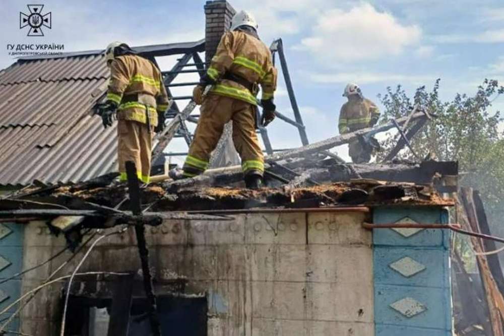 Вогонь встиг охопити дах і перейшов всередину: у Марганці сьогодні горів житловий будинок (фото)