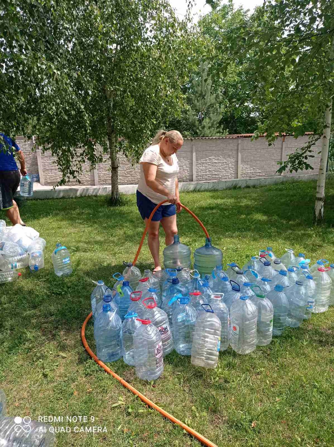 Уродженка Нікополя возить воду з Дніпра мешканцям рідного міста