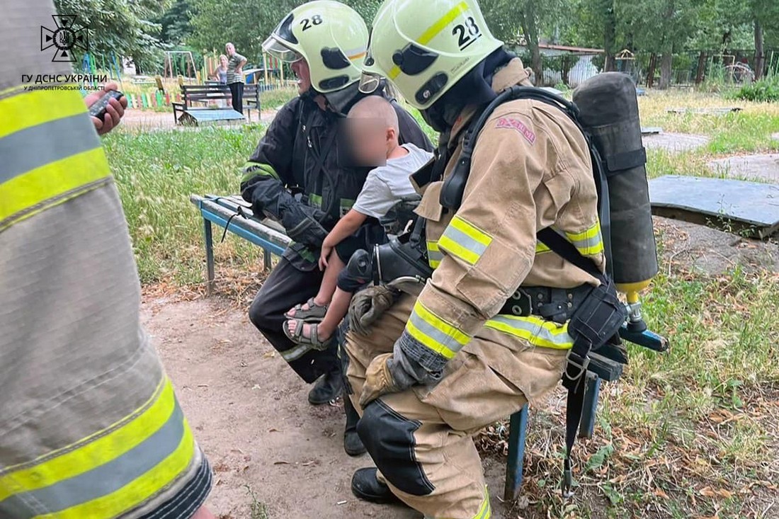 У Нікополі з палаючої квартири врятували 6-річного хлопчика, який був удома сам