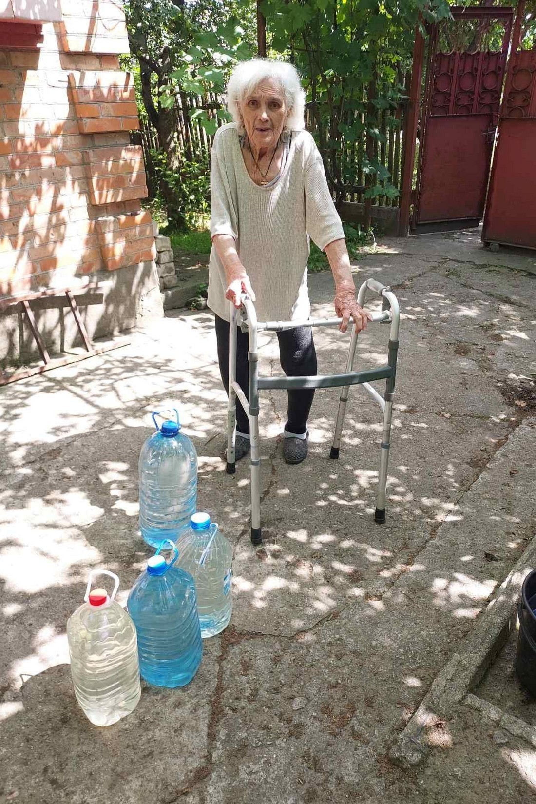 Нікопольський депутат подякував землякам, які допомагають розвозити людям воду