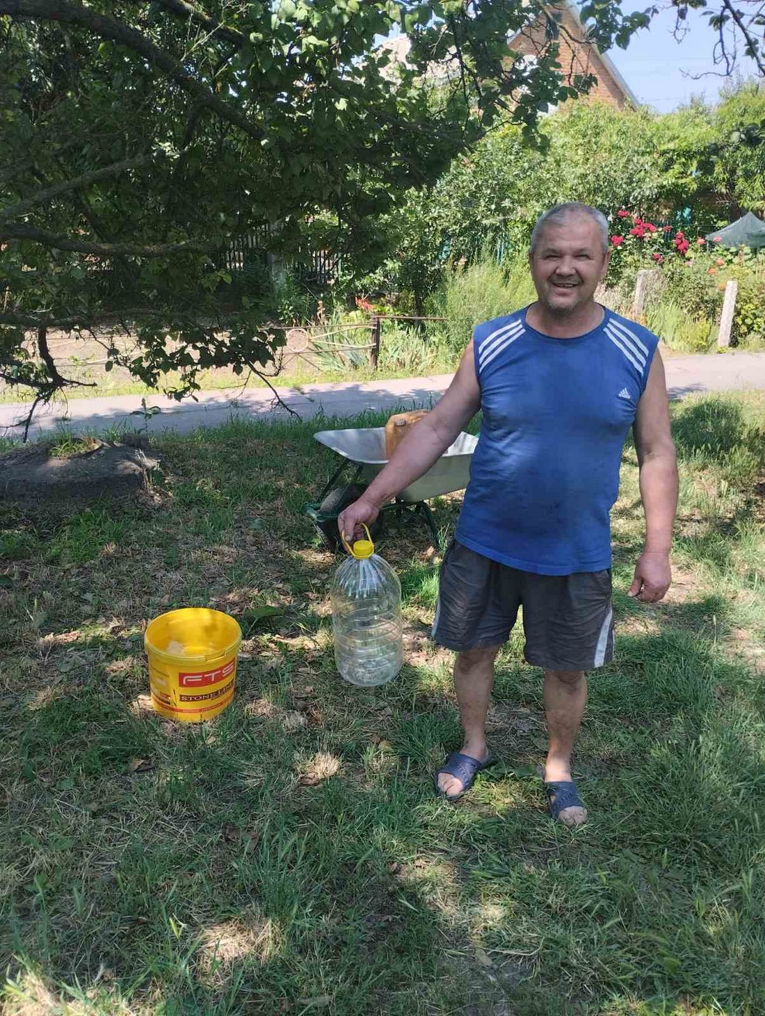 Уродженка Нікополя возить воду з Дніпра мешканцям рідного міста