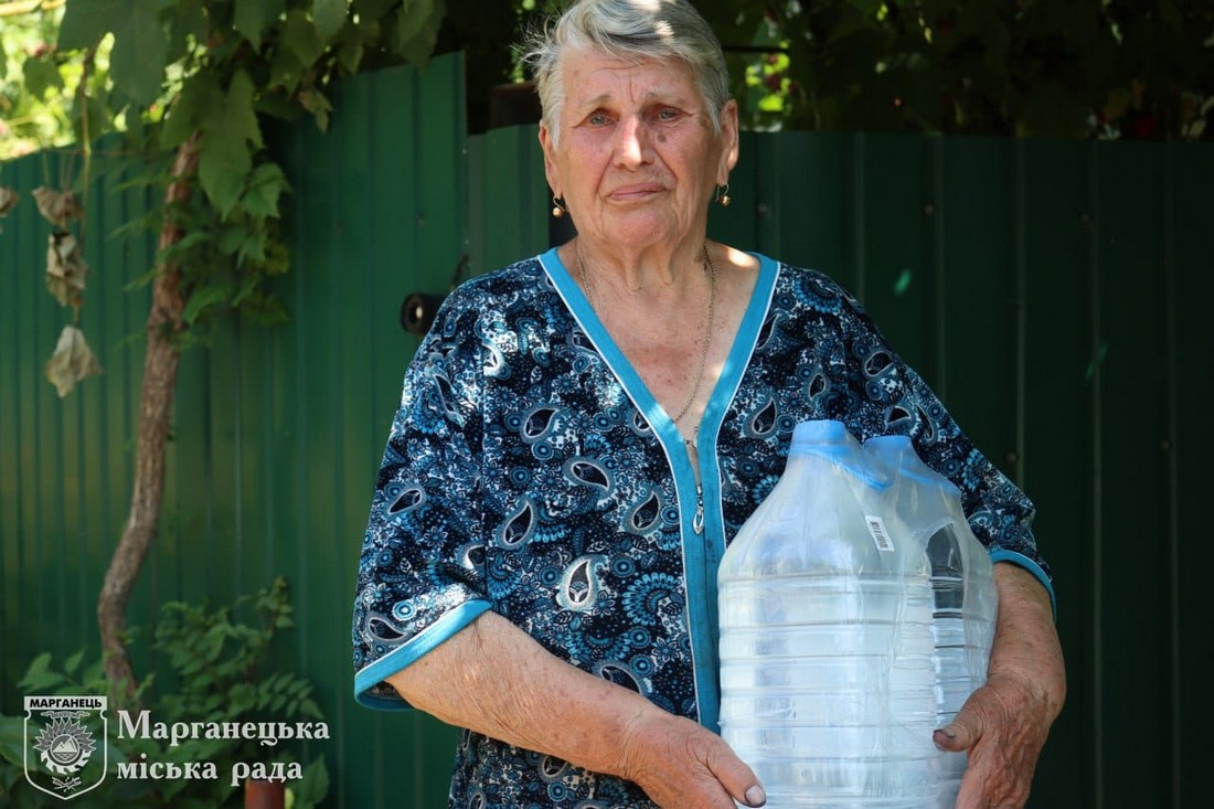 «Дякуємо за воду…», - кажуть і плачуть літні мешканці Марганця. Влада просить допомагати їм