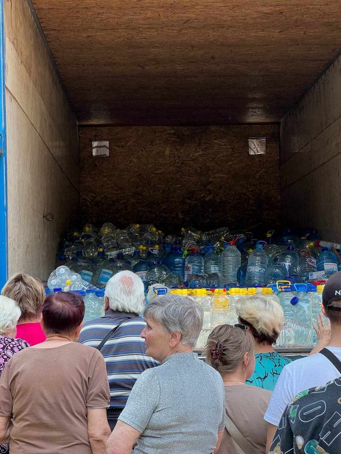 Уродженка Нікополя возить воду з Дніпра мешканцям рідного міста