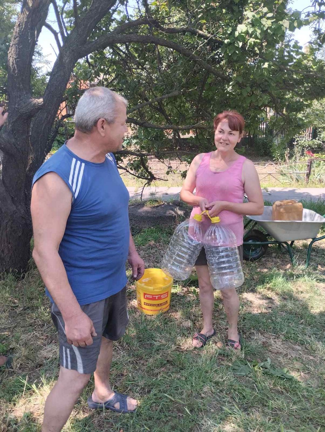 Уродженка Нікополя возить воду з Дніпра мешканцям рідного міста