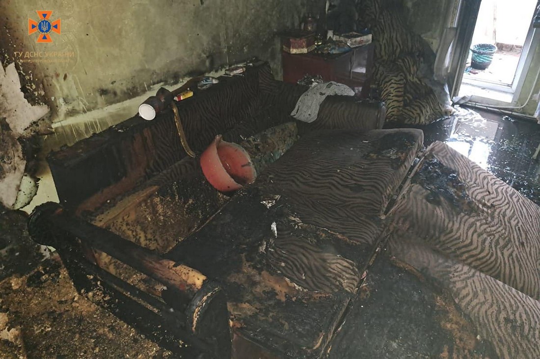 У Нікополі рятувальники дістали жінку з палаючої квартири