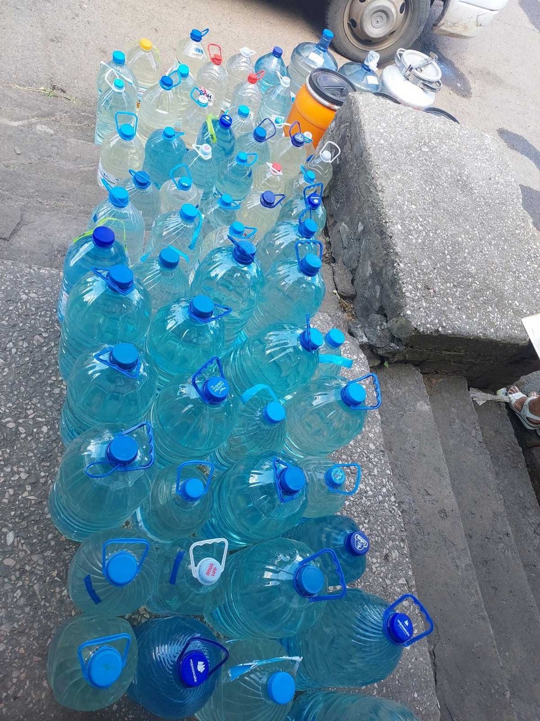 Нікопольський депутат подякував землякам, які допомагають розвозити людям воду
