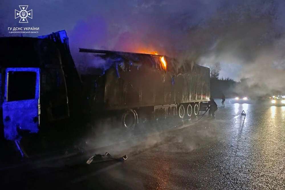 На трасі під Дніпром згоріла вантажівка з продукцією (фото)
