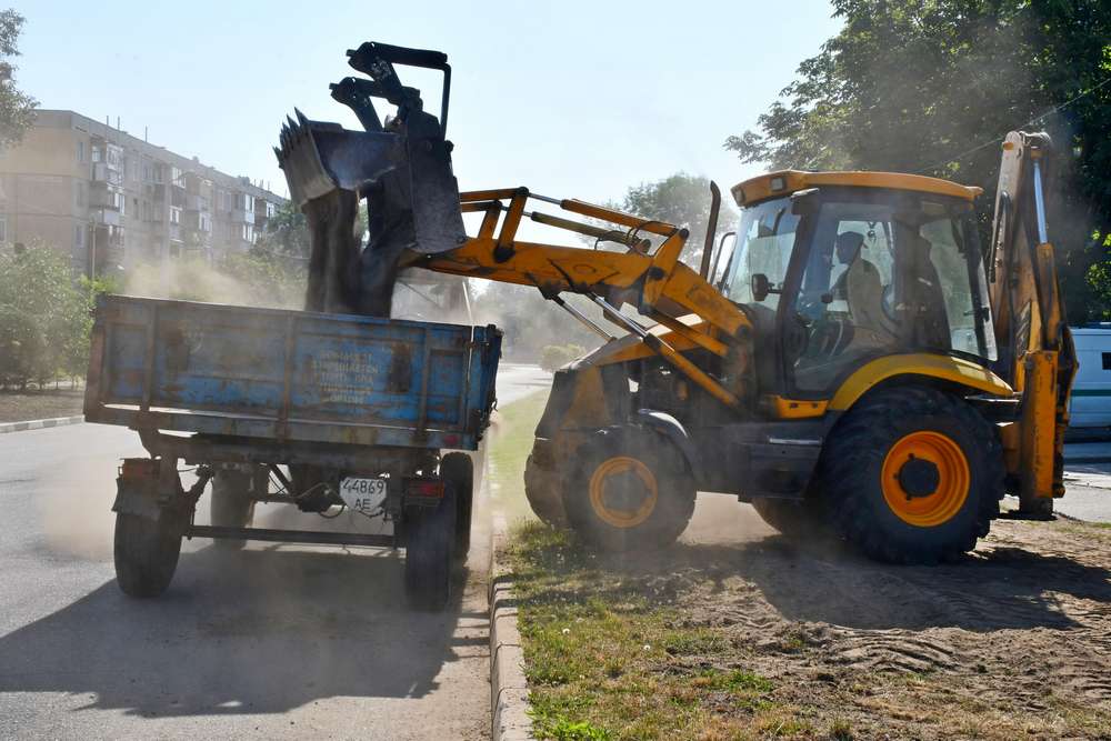 Дороги, покіс трави, знесення аварійних дерев, ремонт бордюрів –  про роботи з благоустрою Нікополя на цьому тижні