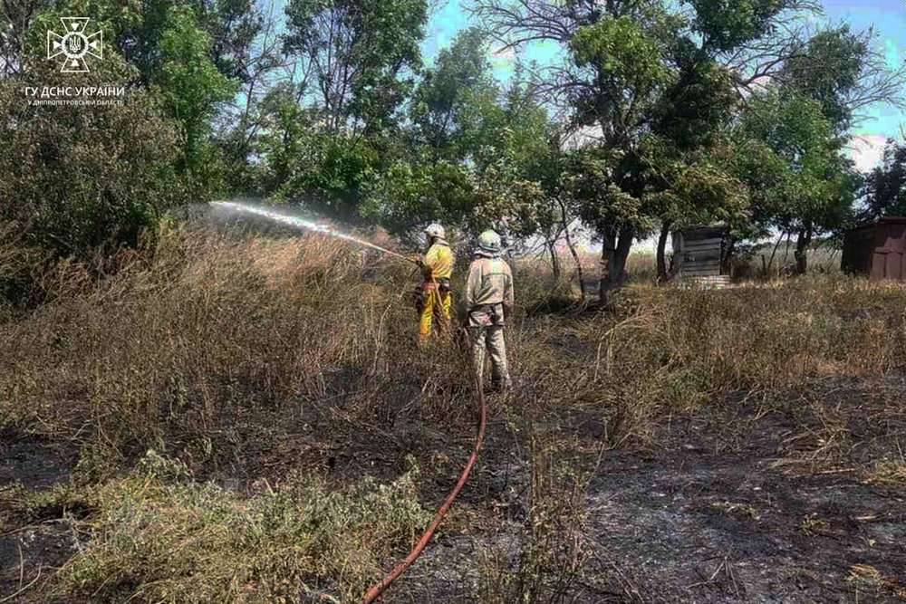 Вогнеборці закликають громадян не спалювати скошену траву та сміття 2