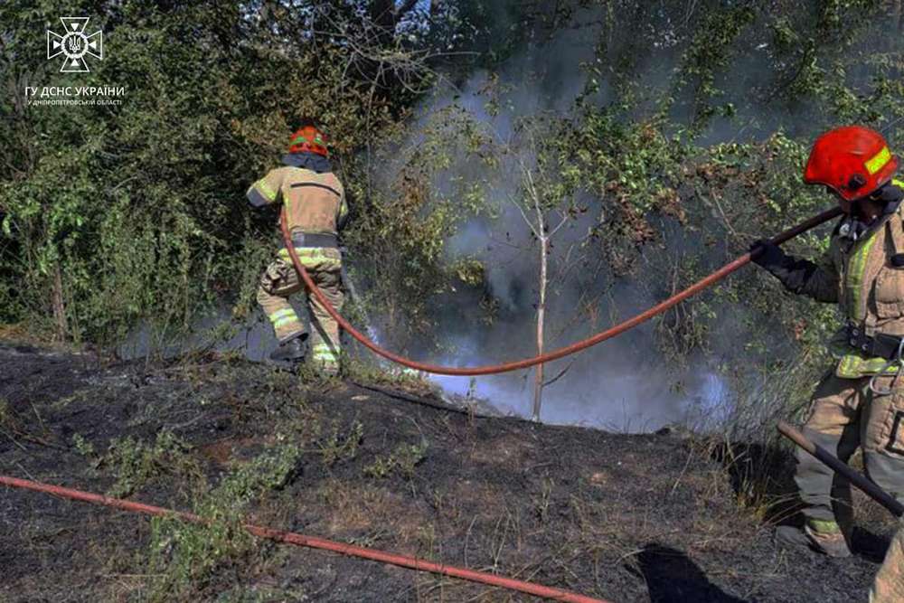 Вогнеборці закликають громадян не спалювати скошену траву та сміття 3
