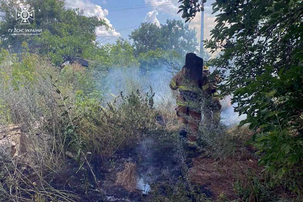 Вогнеборці закликають громадян не спалювати скошену траву та сміття