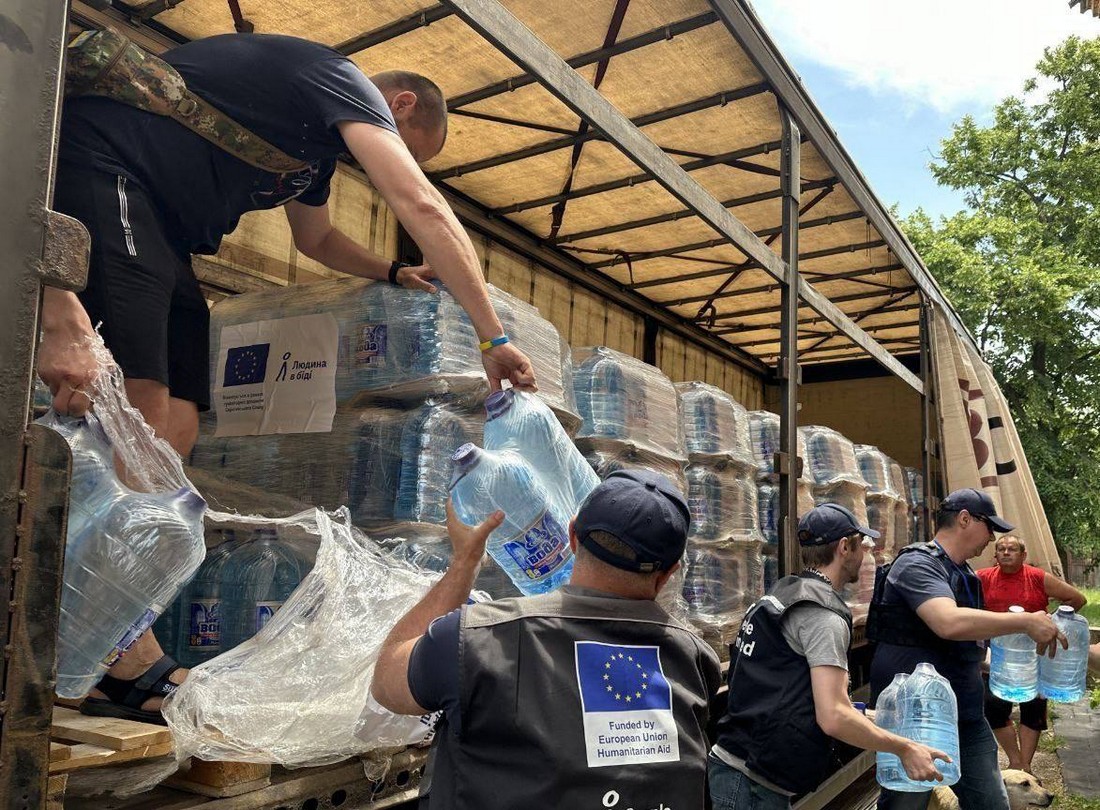 Понад 700 тонн води вже передали регіону міжнародні партнери, а у Марганці взяли шефство над 600 місцевими