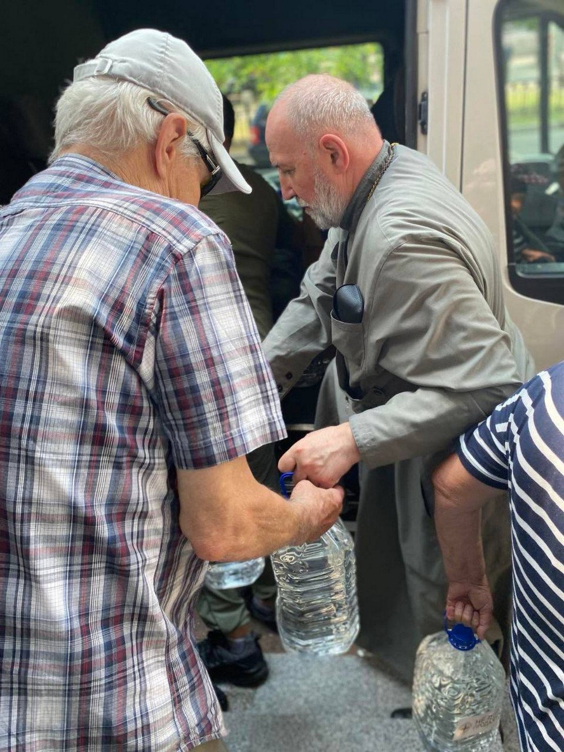 Понад 700 тонн води вже передали регіону міжнародні партнери, а у Марганці взяли шефство над 600 місцевими