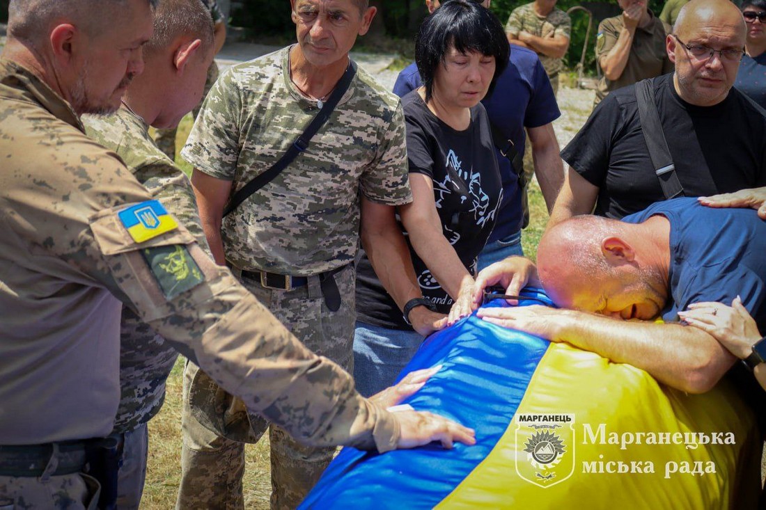 Марганець у жалобі: тут сьогодні провели в останню путь двох Героїв