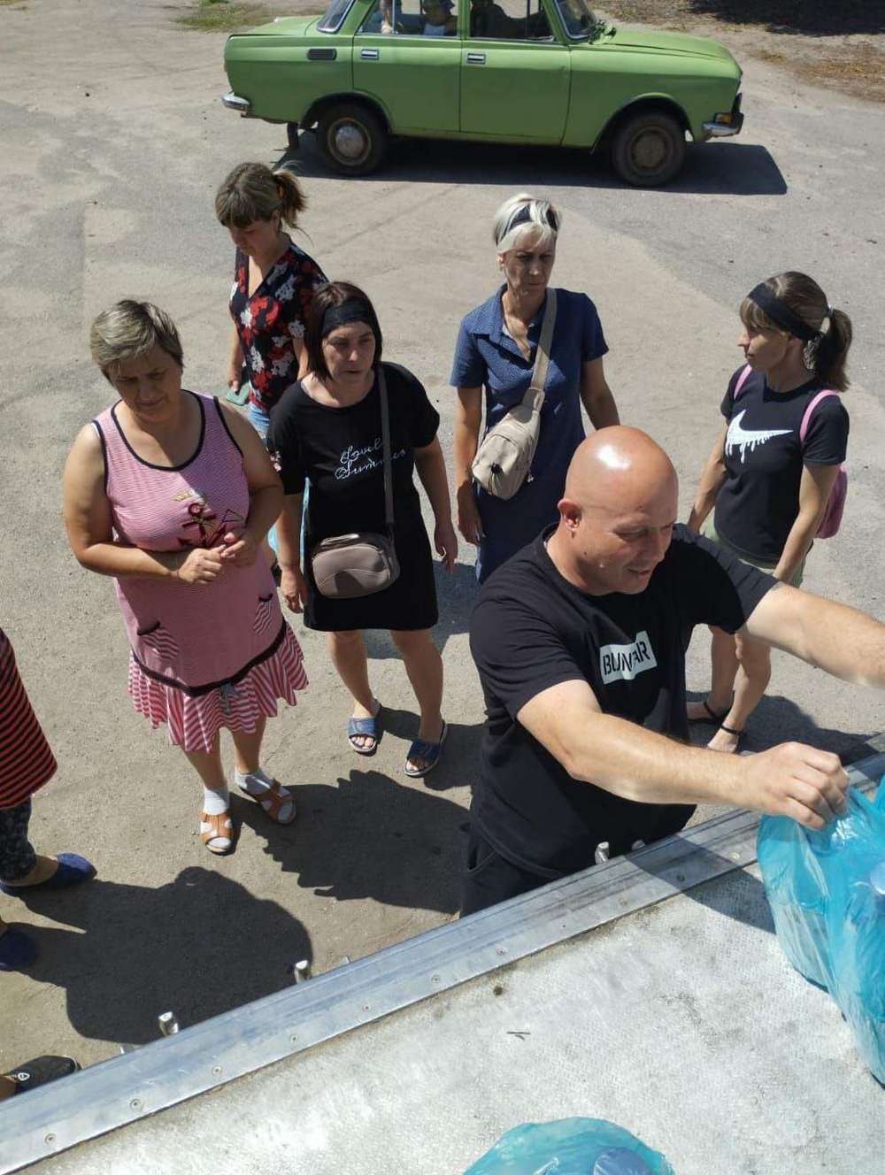 Між двома громадами Нікопольщини розділили 15 тонн бутильованої води