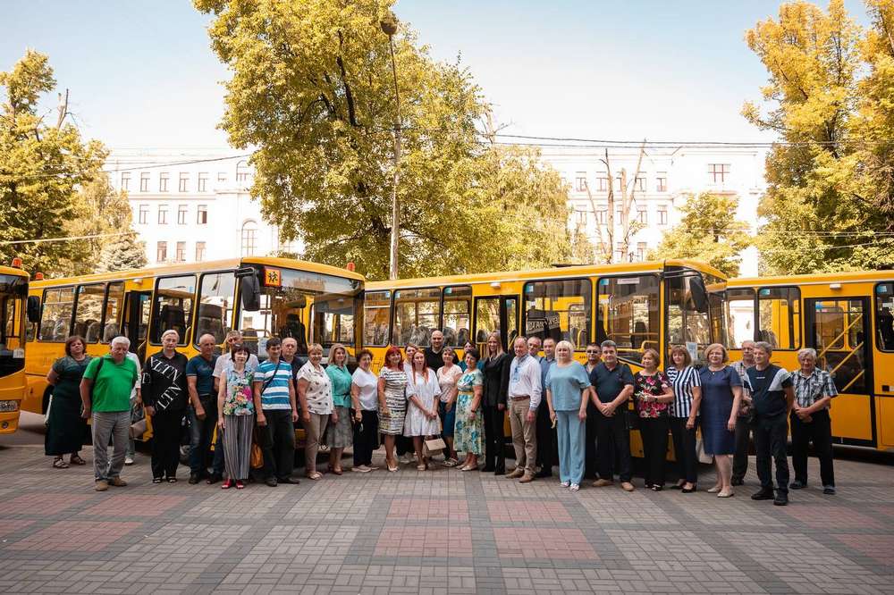 Ще 8 шкільних автобусів передано громадам Дніпропетровщини (фото)