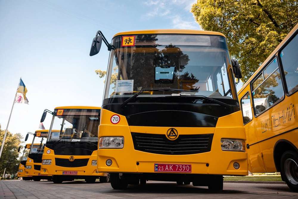 Ще 8 шкільних автобусів передано громадам Дніпропетровщини