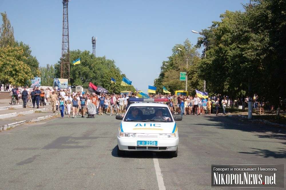 Український прапор на вулицях Нікополя: архівні фото з 2012 по 2022 роки