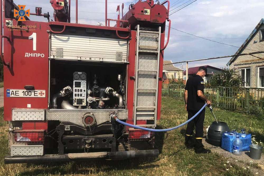 4 тисячі тон за тиждень: надвичайники продовжують підвозити воду на Нікопольщину та Криворіжжя