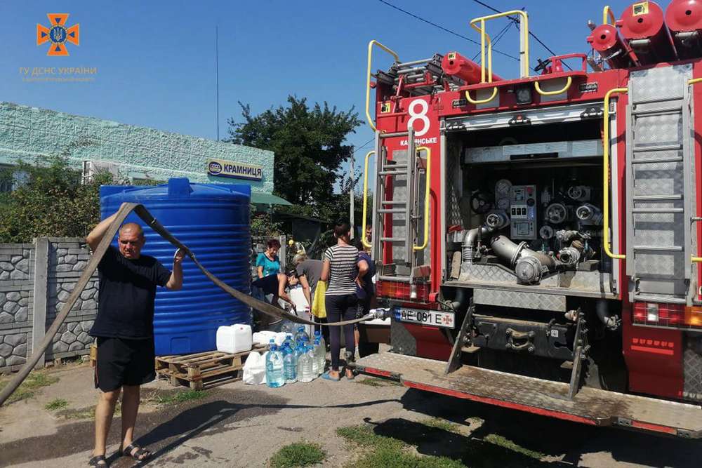 4 тисячі тон за тиждень: надвичайники продовжують підвозити воду на Нікопольщину та Криворіжжя