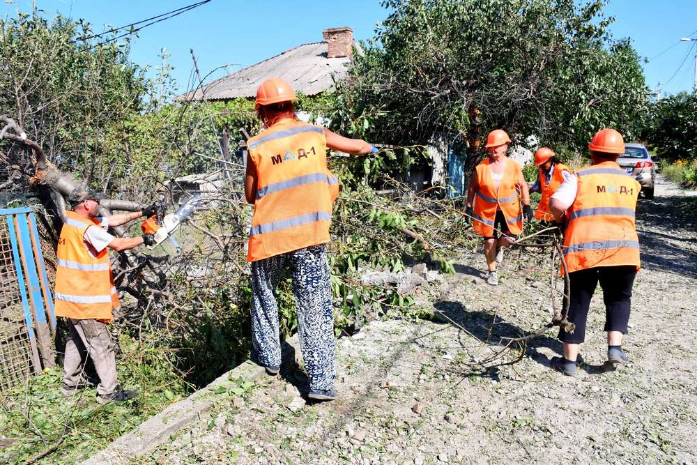 У Нікополі сьогодні усувають наслідки нічного обстрілу (фото)